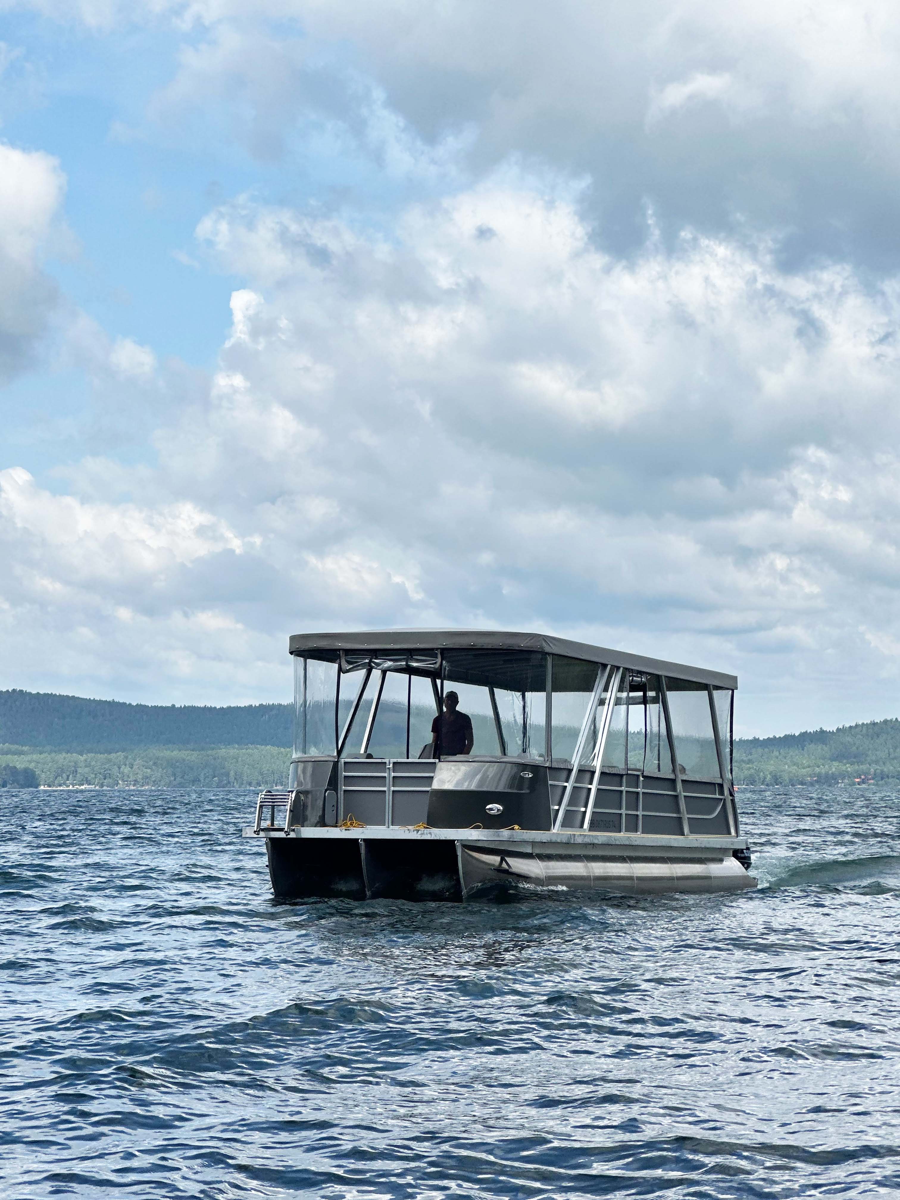 Электрокораблик на озере Электрокораблик для экскурсий