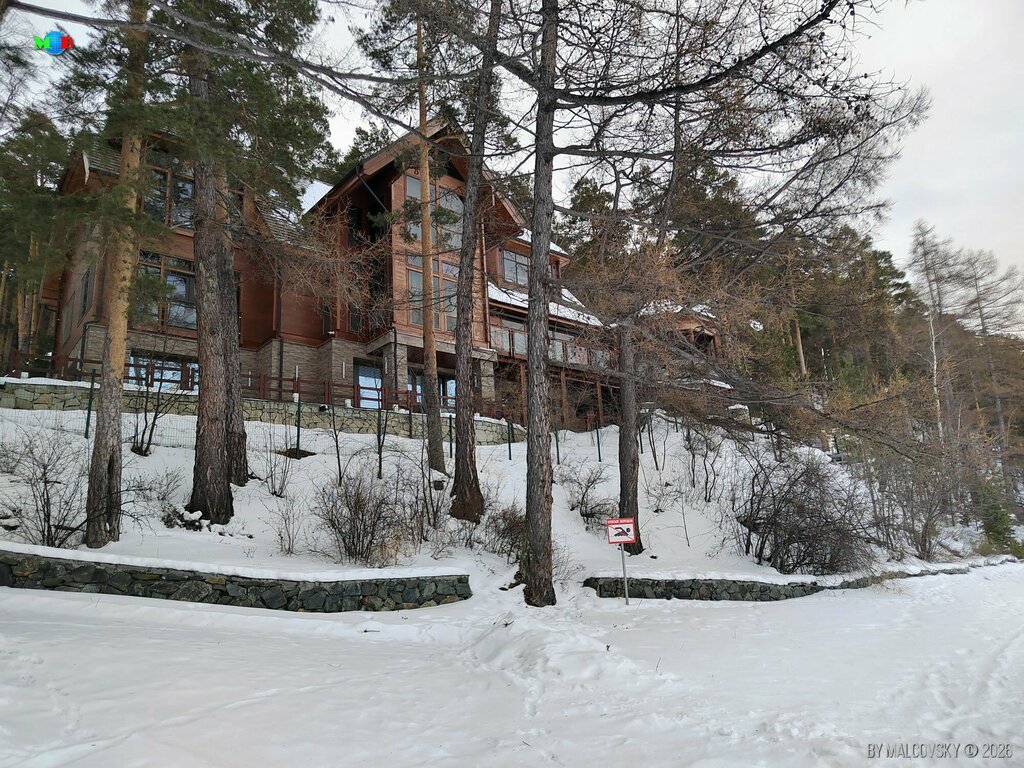 Корпуса базы отдыха Утёс на заснеженном склоне Тургояка